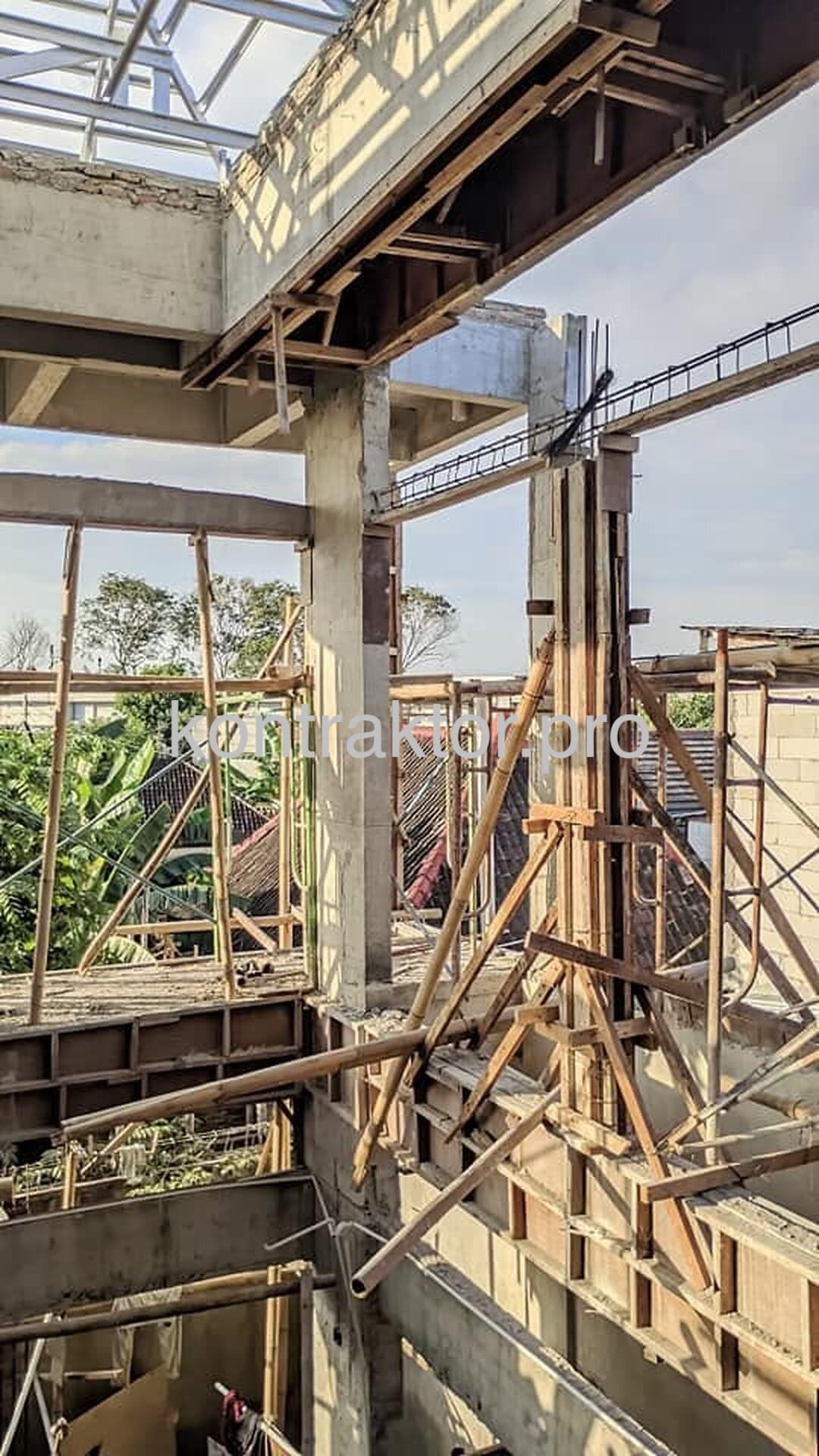 Dinding Retak? Penyebab, Solusi & Biaya Perbaikan di Solo